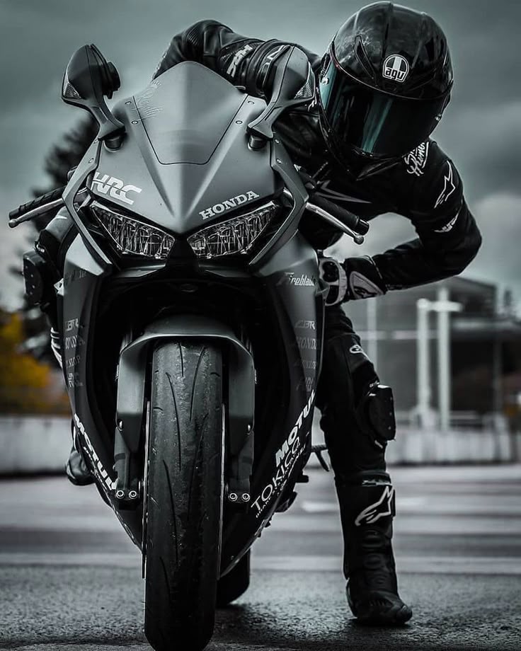De ce se întrerupe accelerația la motocicletă? Cauze frecvente și soluții rapide.